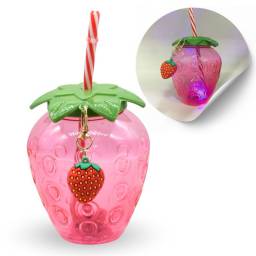 Vaso plstico frutilla con luz y llavero 13x9cm.